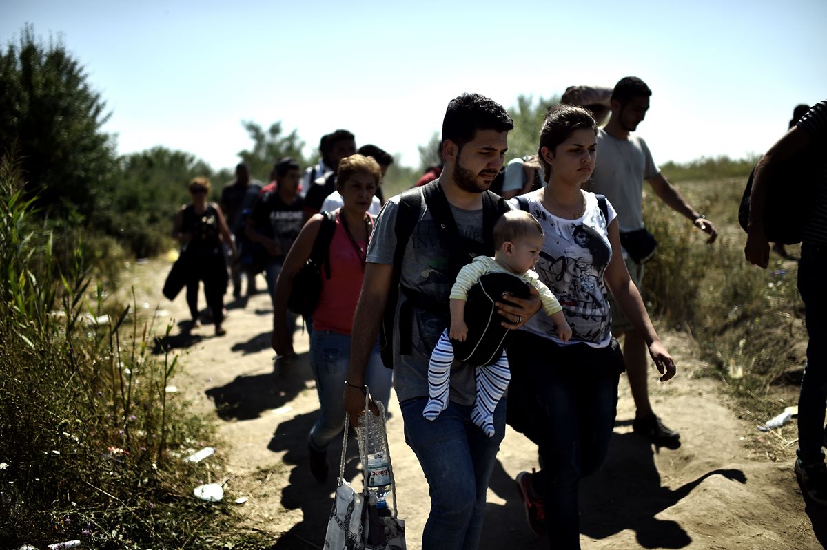 <em>La familia afrontó intensas jornadas de caminatas bajo el incesante sol. (Foto Prensa Libre: AFP).</em>