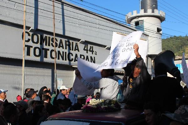 Pobladores exigen el traslado de reos peligrosos, durante el sepelio de un recluso muerto a golpes dentro del  centro preventivo Chuimekená.