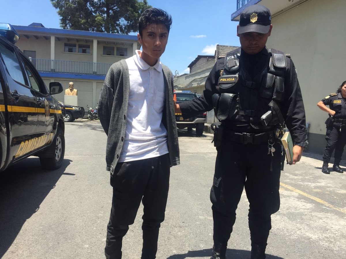 Rony David Cifuentes, de 18 años, fue detenido por el piloto y ayudante de un bus en la zona 1, después de supuestamente haber disparado. Se presume que integra una banda de asaltantes. (Foto Prensa Libre: Glenda Sánchez)