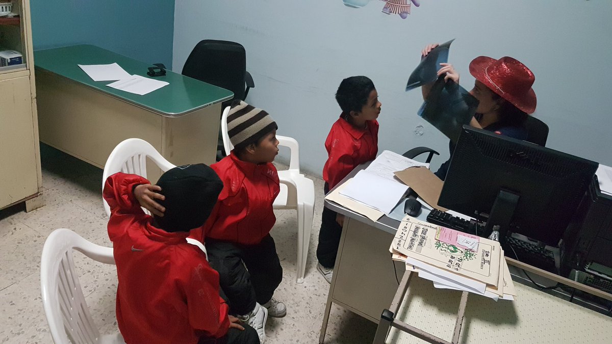Trillizos son examinados durante una jornada especial de otorrinolaringología en el IGSS (Foto Prensa Libre: IGSS)