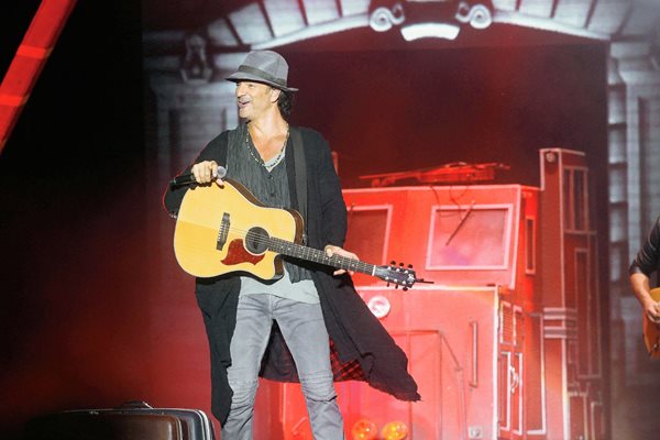 Ricardo Arjona en su presentació de ayer en el estadio Mateo Flores. (Foto Prensa Libre: Óscar Rivas)