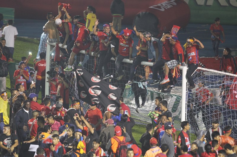 Los fanáticos rojos destruyeron las dos porterías del estadio Doroteo Guamuch Flores. (Foto Prensa Libre: Norvin Mendoza)