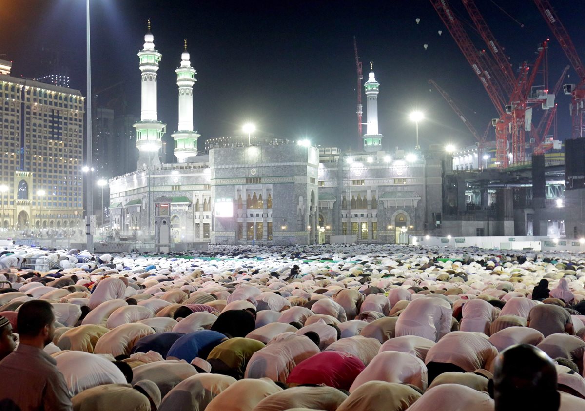 <em>Peregrinos rezan en la mezquita de Masjid al- Haram. (Foto Prensa Libre: EFE).</em>
