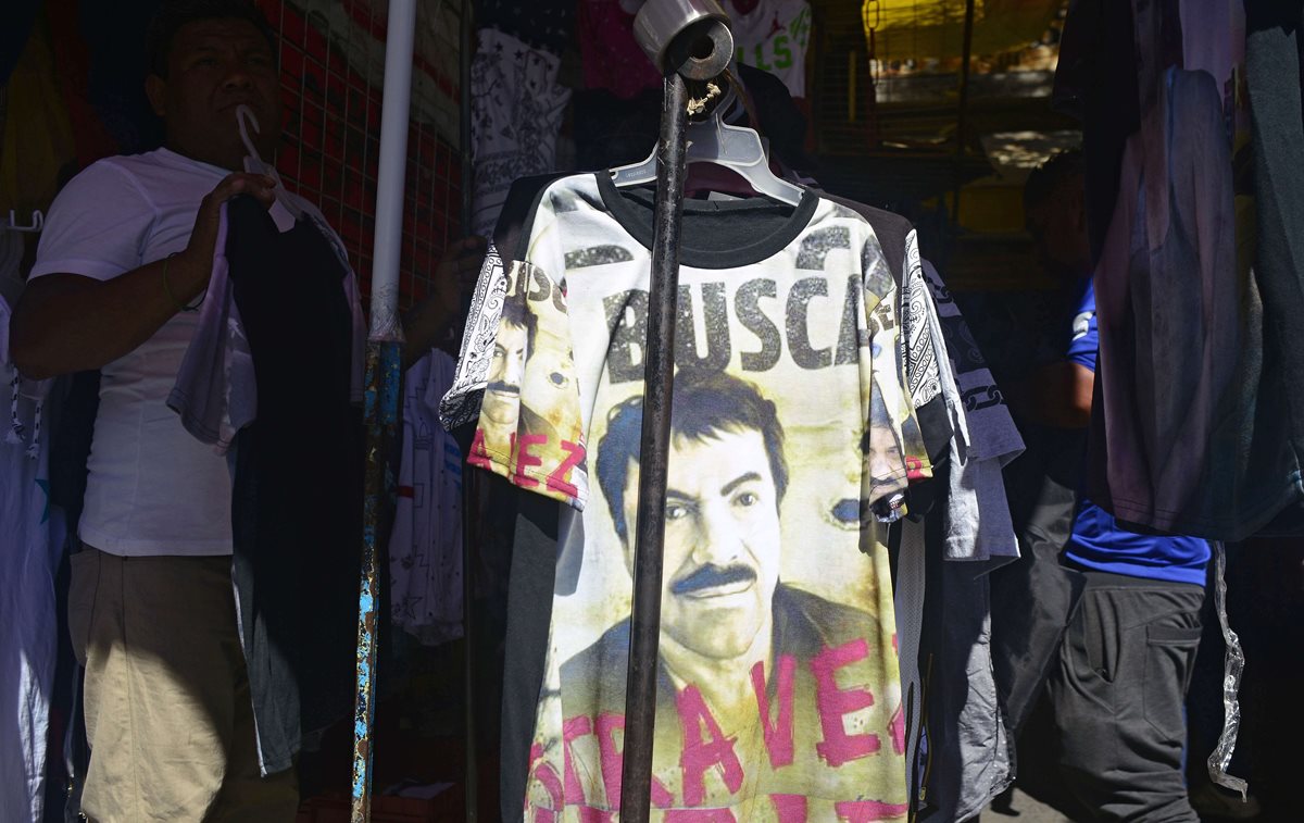 Una playera con la imagen del capo es exhibida en un mercado de Ciudad de México. (Foto Prensa Libre: AFP).
