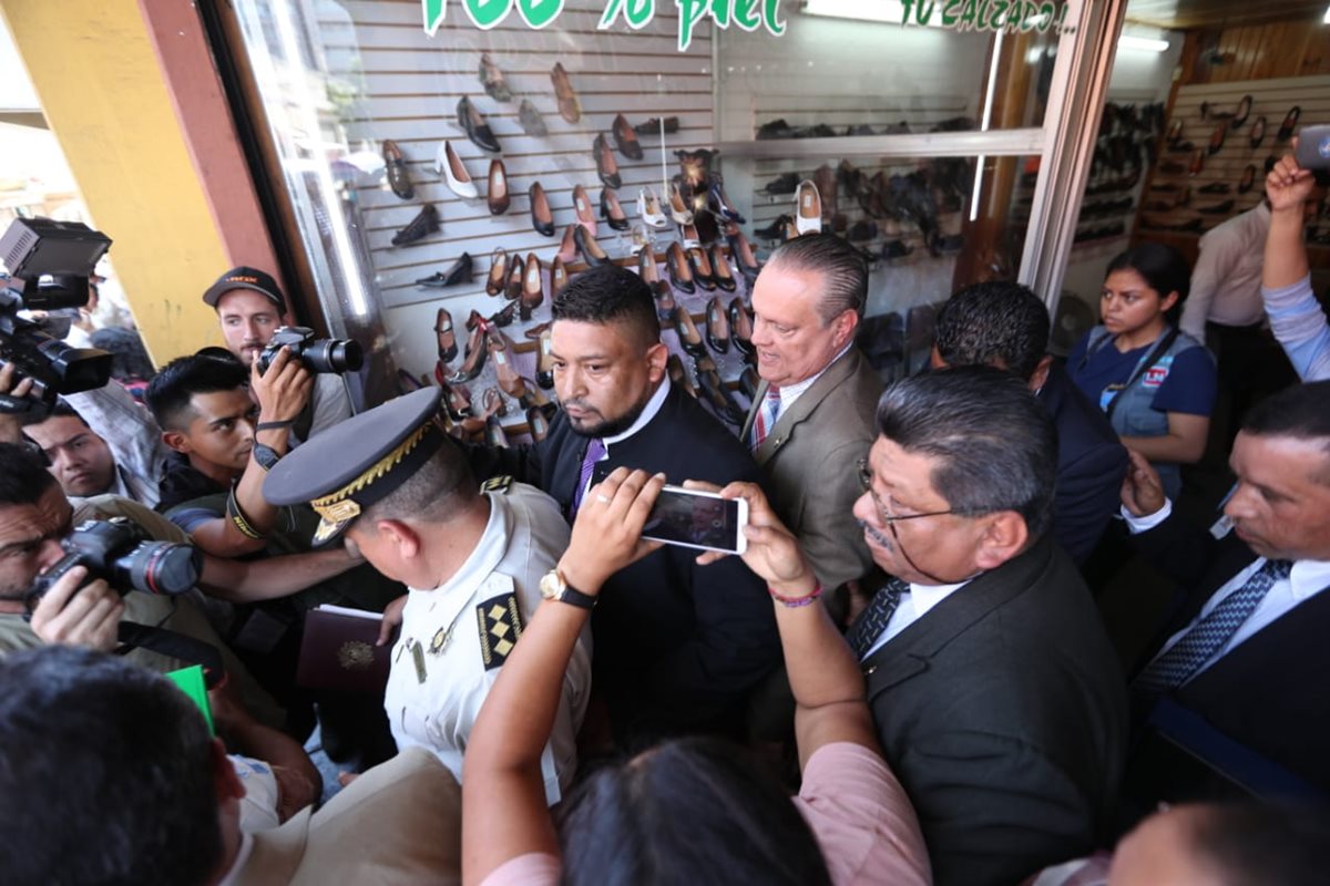 Manifestantes acorralaron al Ministro de Salud, Carlos Soto, en una zapatería ubicada en la 8a. avenida de la zona 1. (Foto Prensa Libre: Esbin García)