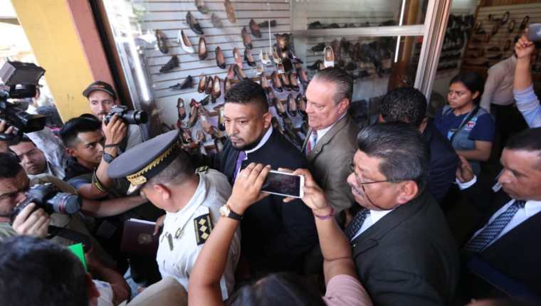 Manifestantes acorralaron al Ministro de Salud, Carlos Soto, en una zapatería ubicada en la 8a. avenida de la zona 1. (Foto Prensa Libre: Esbin García)