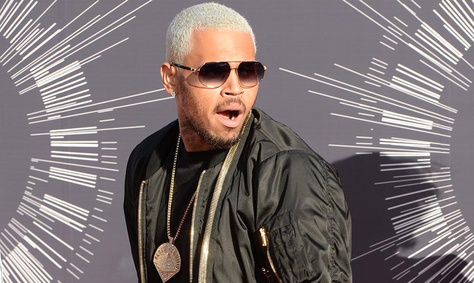 Chris Brown ha tenido varios conflictos con la ley desde el 2009, cuando fue declarado culpable de violencia de género contra Rihanna. (Foto Prensa Libre: AFP).