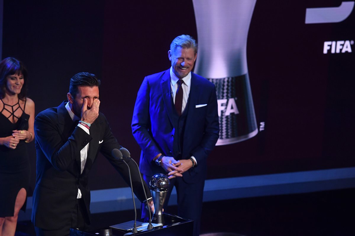 El portero italiano Gianluigi Buffon ganó el premio The Best al mejor de la temporada 2016-2017. (Foto Prensa Libre: AFP)
