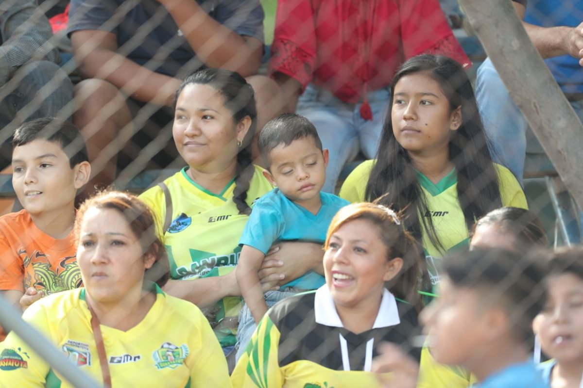 Niños y mujeres siguieron de cerca la serie entre Guastatoya y Municipal. (Foto Prensa Libre: Francisco Sánchez).