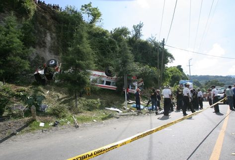 El autobús quedó a un costado de la carretera. (Foto Prensa Libre: Óscar Estrada)