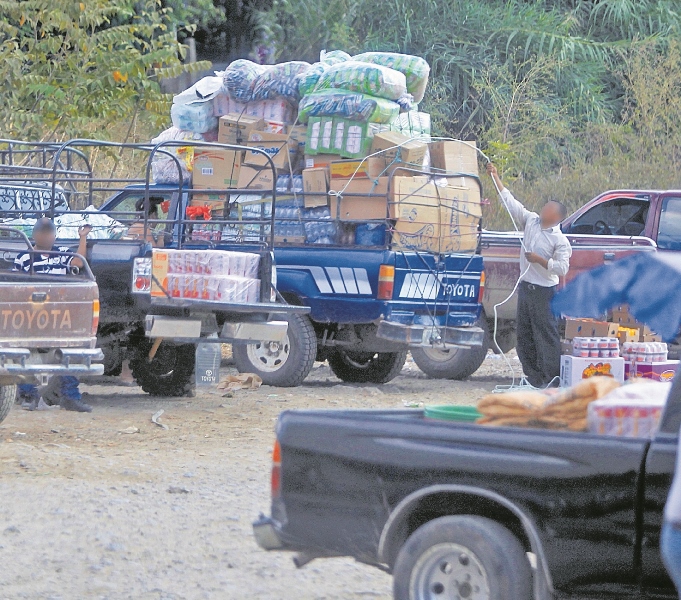 Paso fronterizo de ciudad Guatemala y ciudad Cuauhtemoc, México. Guatemaltecos pasan mercadería de contrabando. (Foto Prensa Libre: Esbin García).