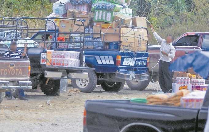 Paso fronterizo de ciudad Guatemala y ciudad Cuauhtemoc, México. Guatemaltecos pasan mercadería de contrabando. (Foto Prensa Libre: Esbin García).