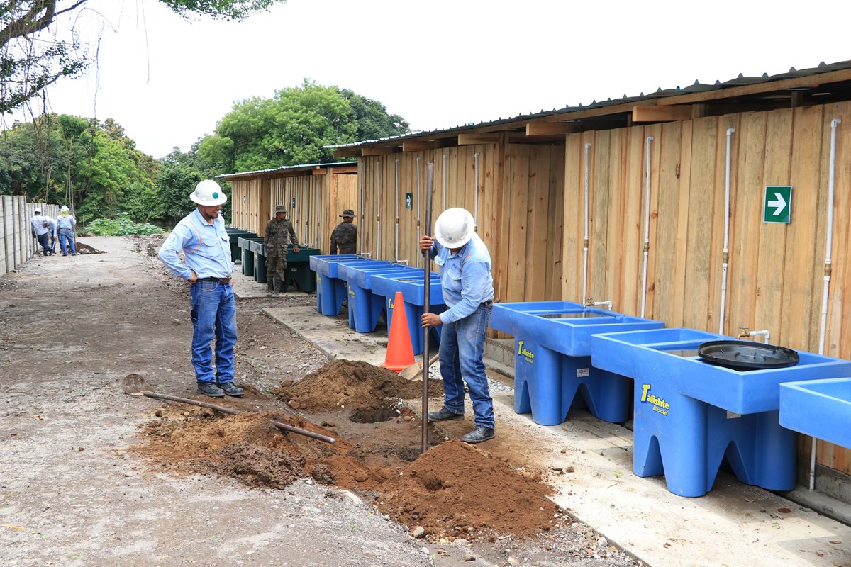 Los trabajos para la instalación del alumbrado público se demorará por una semana, si el clima lo permite. (Foto Prensa Libre: Enrique Paredes)