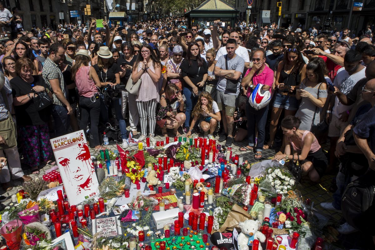 Cientos de ciudadanos se han acercado esta mañana a Las Ramblas, Barcelona, para dejar flores y velas encendidas, en honor de las víctimas de atentados. (Foto Prensa Libre: EFE)