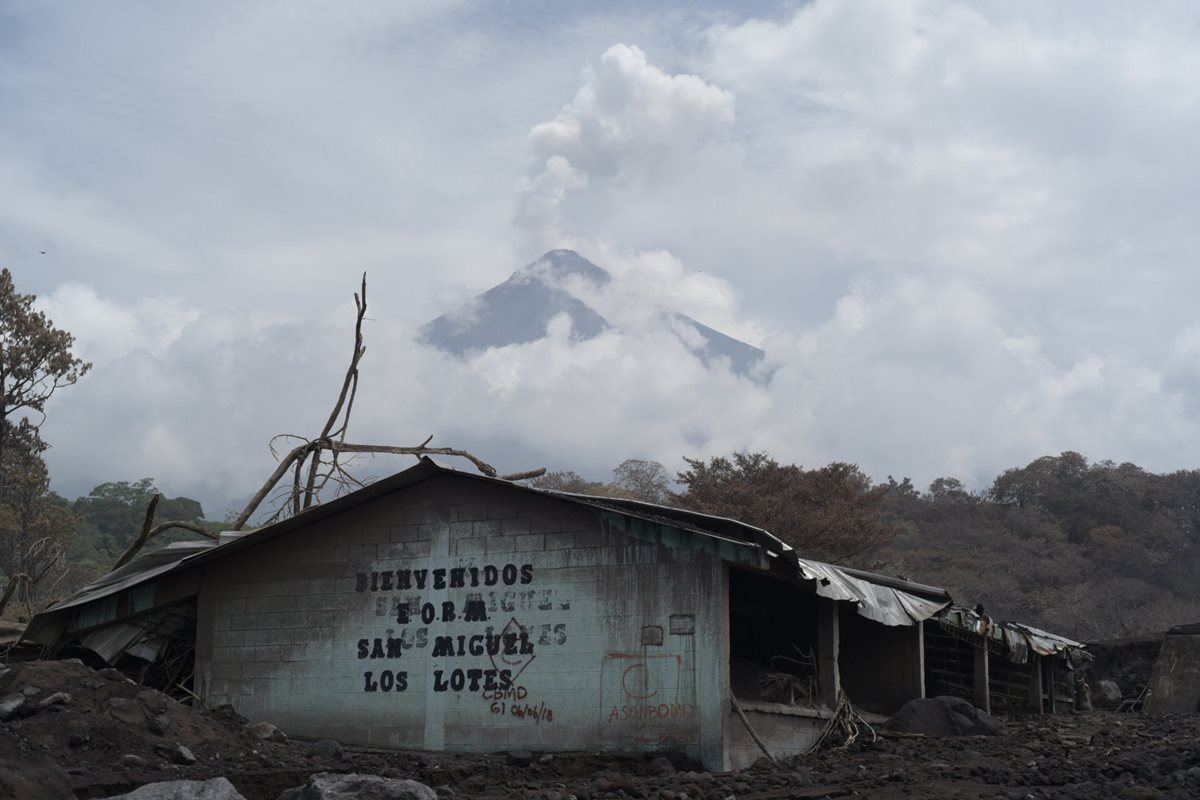 Congresistas urgieron a la Senabed y al MP a procurar propiedades para beneficiar a los afectados por el Volcán de Fuego. (Foto Prensa Libre: EFE)