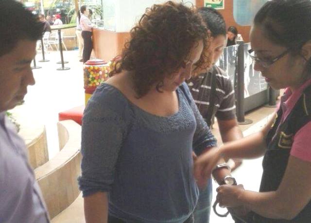 González Castillo es detenida en las oficinas de la SAT ubicadas en la zona 10. (Foto Prensa Libre: SAT)