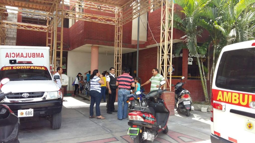 Algunos de los menores afectados son atendidos en la estación de Bomberos Voluntarios. (Foto Prensa Libre: Hugo Oliva)