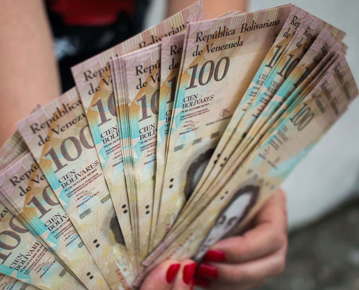 Billetes de 100 bolívares serán retirados, en medio de un grave desabastecimiento. (Foto Hemeroteca PL)