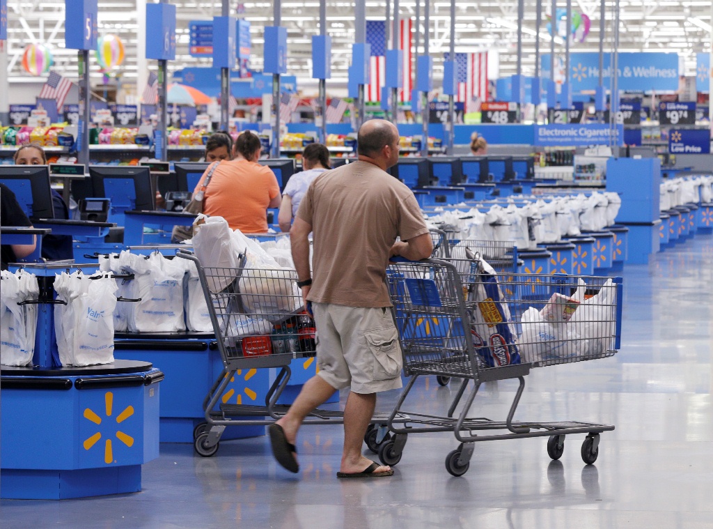 La mayor cadena de tiendas de supermercado anunció este viernes la medida. (Foto Prensa Libre: AFP)