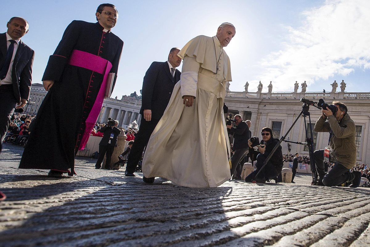 El Papa saluda a fieles a su llegada a la audiencia general de los miércoles en el Vaticano. (Foto Prensa Libre: EFE).