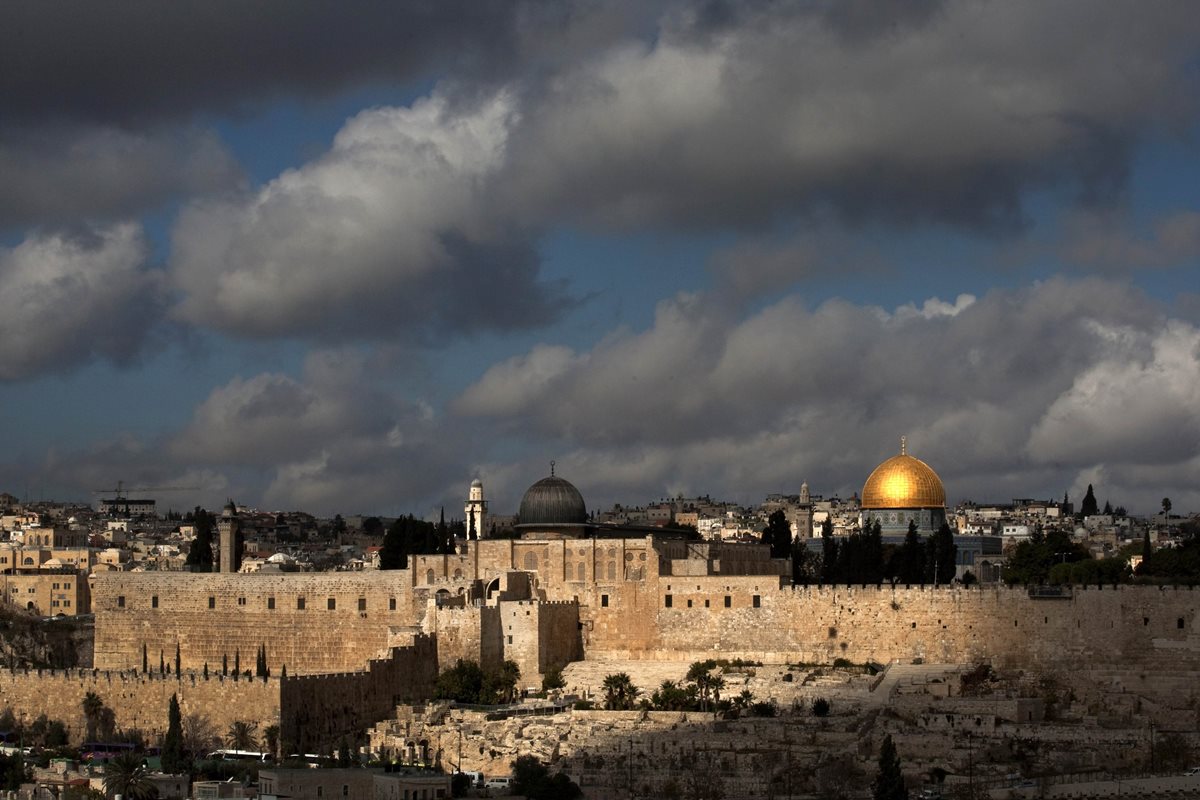 El calor azota Israel desde hace varios días. (Foto Prensa Libre: AP).
