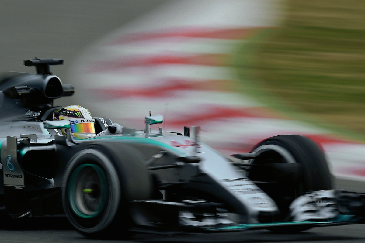 Lewis Hamilton (Mercedes), en acción durante los entrenamientos en Montmeló. (Foto Prensa Libre: AP).