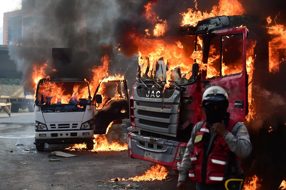 Los camiones incendiados eran del Gobierno, aunque la oposición se deslindó de esos ataques. (Foto Prensa Libre: AFP)