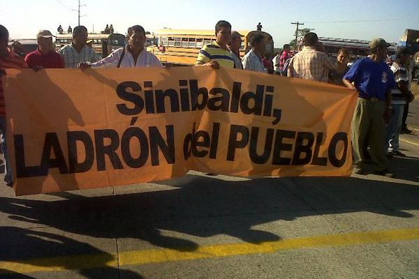 Los manifestantes cuestionan al Ministro de Comunicaciones Alejandro Sinibaldi. (Foto Prensa Libre: Carlos Paredes)<br _mce_bogus="1"/>