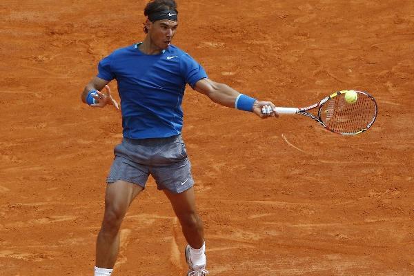 Rafael Nadal avanzó a la tercera ronda del Torneo de Montecarlo. (Foto Prensa Libre: AP)