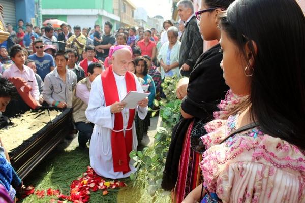 Viacrucis recorre calles de Santa Cruz del Quiché. (Foto Prensa Libre: Óscar Figueroa)
