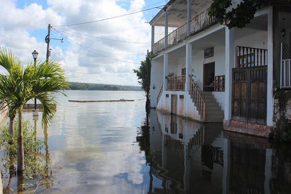 Una de  las viviendas afectadas por aumento en el nivel del lago. (Foto Prensa Libre: Rigoberto Escobar)