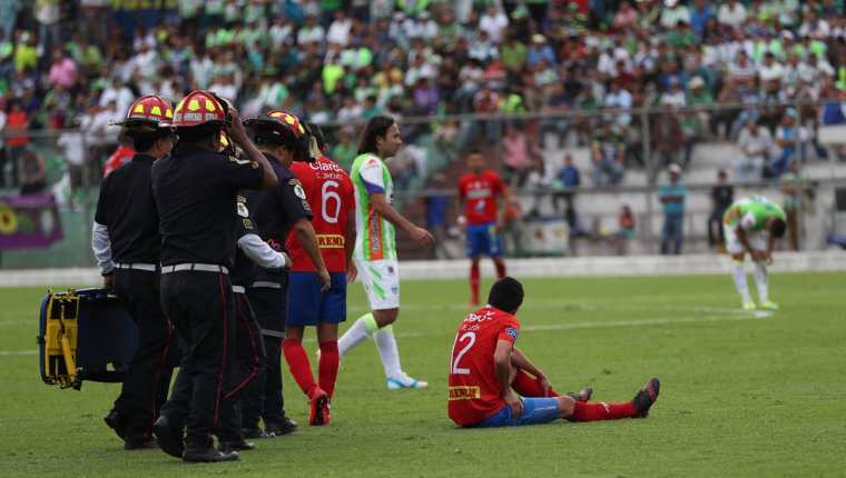 Frank de León salió lesionado en el partido que Municipal perdió 3-2 contra Antigua GFC. (Foto Prensa Libre: Jorge Ovalle)