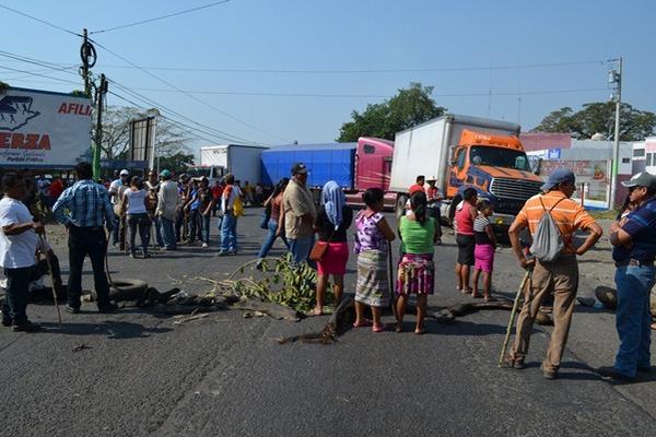 Manifestantes bloquean paso en km 145 de la ruta al suroccidente, en Cuyotenango. (Foto Prensa Libre: Jorge Tizol)