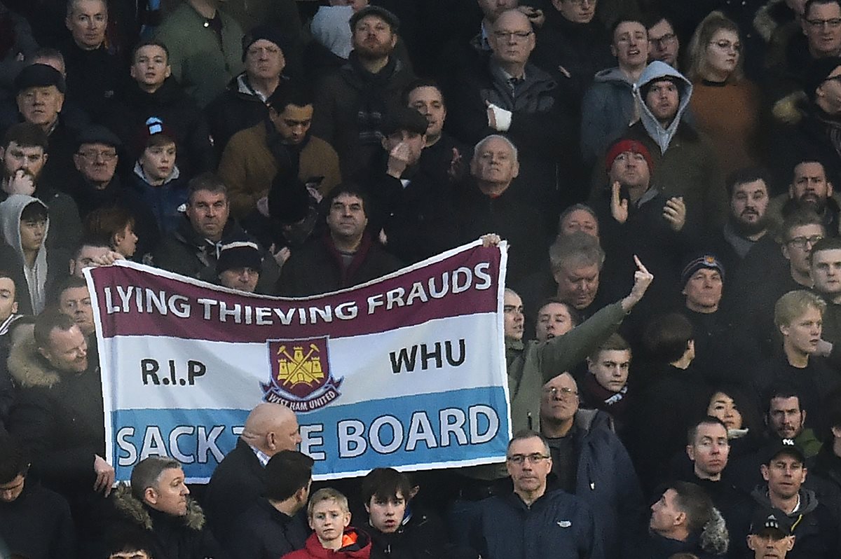 La afición del West Ham rechazó los incidentes racista y el club despidió a un integrante del cuerpo técnico. (Foto Prensa Libre: AFP)