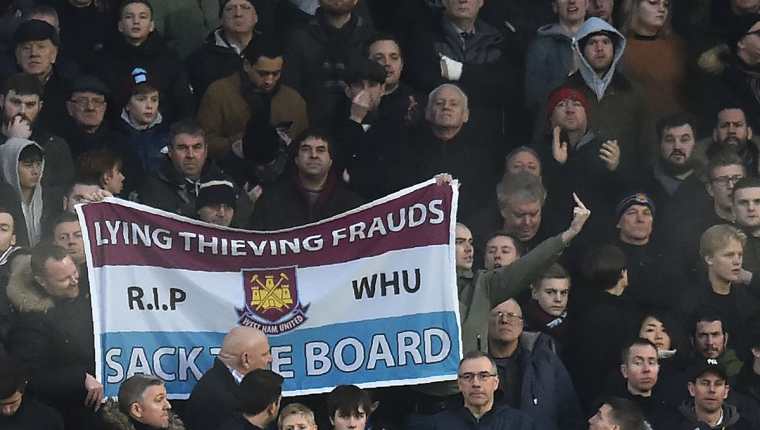 La afición del West Ham rechazó los incidentes racista y el club despidió a un integrante del cuerpo técnico. (Foto Prensa Libre: AFP)