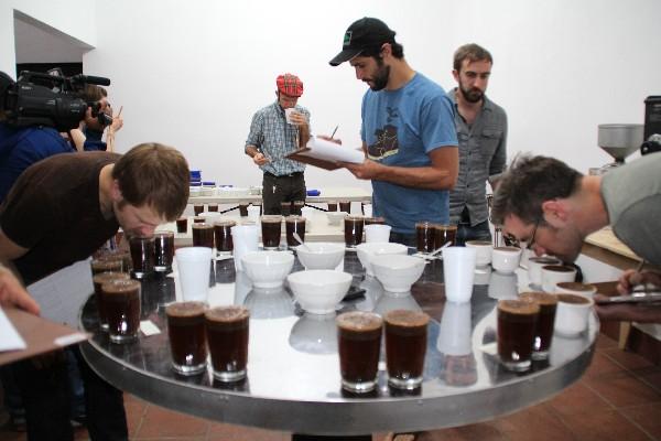 Catadores estadounidenses prueban el café que se cultiva en varias fincas de Huehuetenango, el cual calificaron como de excelente calidad. (Foto Prensa Libre: Mike Castillo)