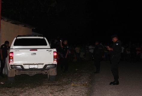 Agentes revisan el automotor en el que murió el alcalde de San Francisco, Petén, Guadalupe Salvador Castellanos Ochaeta.