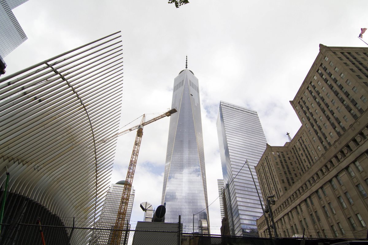Hace 15 años, en este lugar ocurrió el peor atentado terrorista en la historia de EE. UU., hoy se observa el edificio One World Trade Center, más conocido como la Torre de la Libertad, en Nueva York. (Foto Prensa Libre: EFE).
