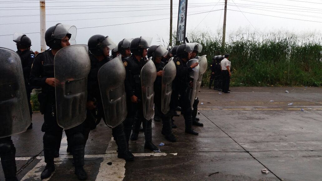 Los manifestantes fueron desalojados con gas pimienta en el km 163 de la ruta CA2 Occidente. (Foto Prensa Libre: Cristian Soto)