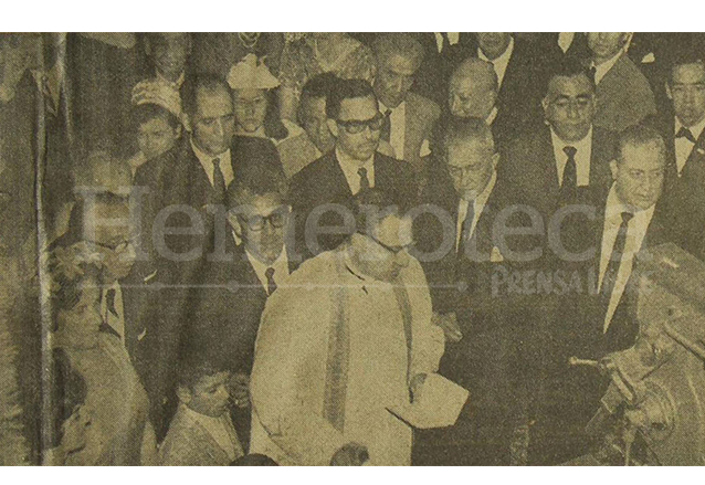 Los cinco fundadores de Prensa Libre rodean a monsen?or José Giro?n Perrone durante la bendicio?n de la primera rotativa Goss, en 1963. (Foto: Hemeroteca PL)