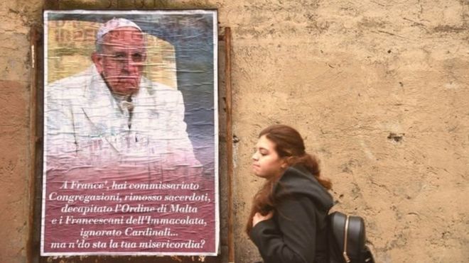 Carteles como este criticando al Papa aparecieron en las calles de Roma. GETTY IMAGES