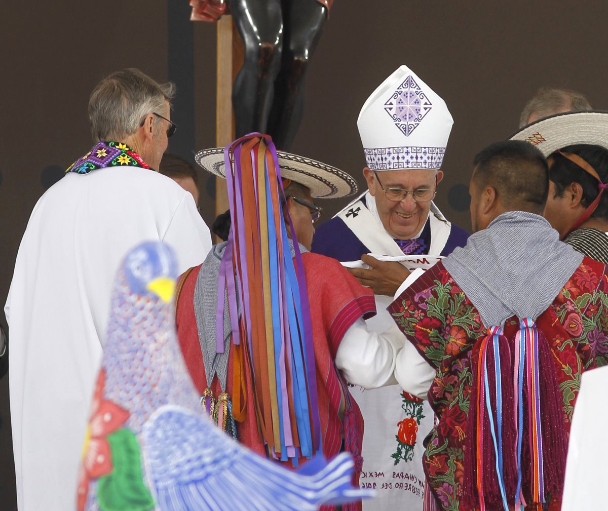 Indígenas comparten la Santa Misa con el papa Francisco en Chiapas. (Foto Prensa Libre: EFE).