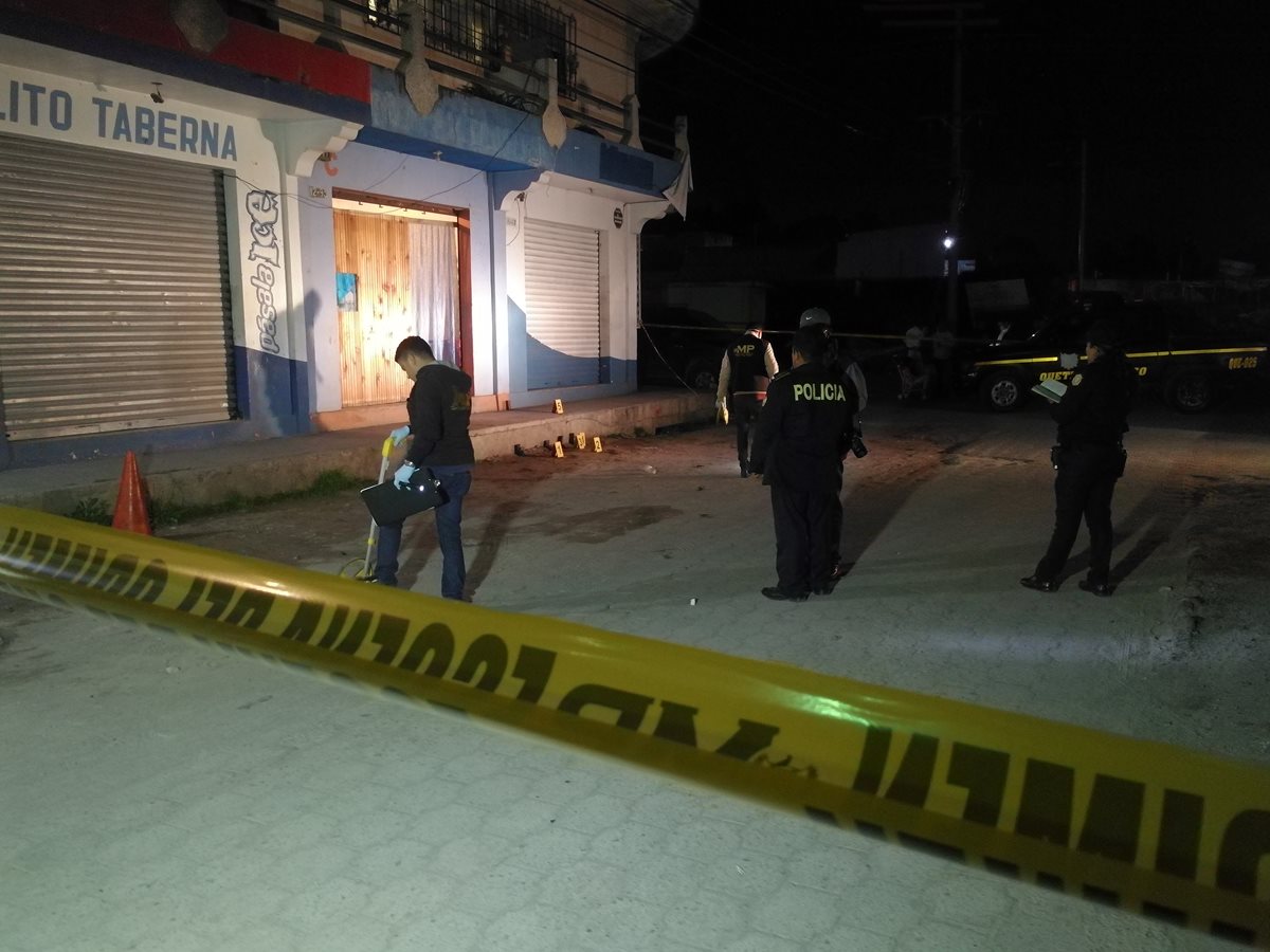 Autoridades recaban indicios en la 6a. avenida y 14 calle de la zona 2 de Xela, en donde la noche del jueves murió baleada una mujer y otra resultó herida. (Foto Prensa Libre: Fred Rivera)