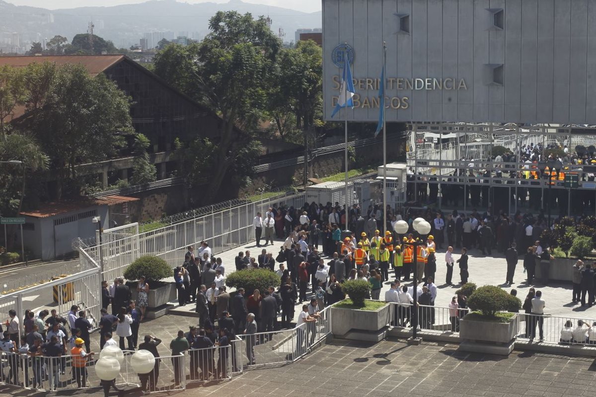 Personal de la Superintendencia de Bancos fue inmediatamente evacuado por el sismo. (Foto Prensa Libre: Paulo Raquec)