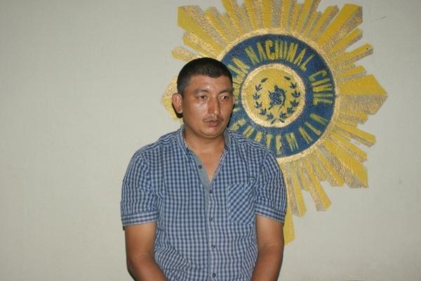 Federico Ernesto Vásquez, sindicado de contrabando, permanece en la subestación de Dolores, Petén. (Foto Prensa Libre: Rigoberto Escobar)