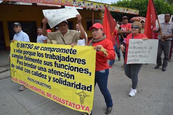 Salubristas que exigen mejoras protestan en una de las calles de Guastatoya, El Progreso. (Foto Prensa Libre: Hugo Oliva) <br _mce_bogus="1"/>