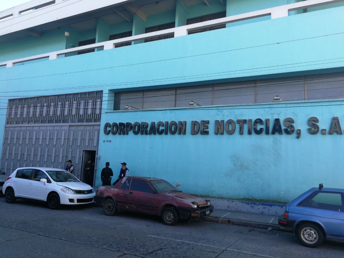 Personal del MP resguarda edificio de Corporación de Noticias S.A., el cual fue entregado a la Senabed este viernes. (Foto Prensa Libre: Esbin García)