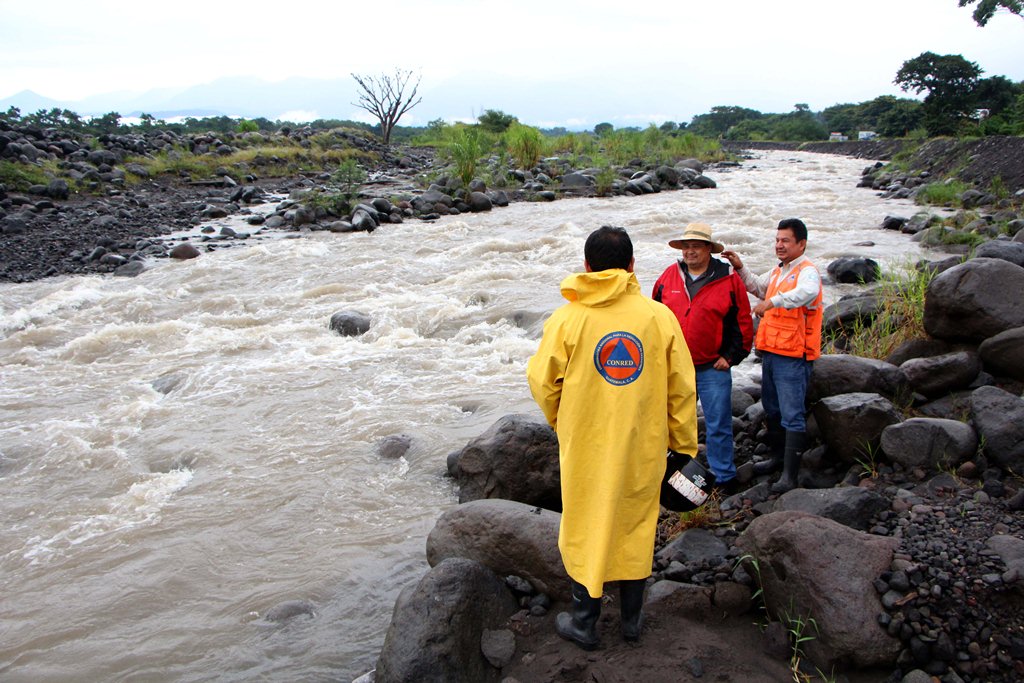Personal de la Conred efectúa un monitoreo en el río Samalá, en Santa Cruz Muluá, Retalhuleu. (Foto Prensa Libre: Rolando Miranda)