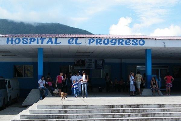 Pacientes permanecen frente a la consulta externa del Hospital Nacional de Guastatoya, la cual está ocupada por sindicalistas. (Foto Prensa Libre: Héctor Contreras)  <br _mce_bogus="1"/>