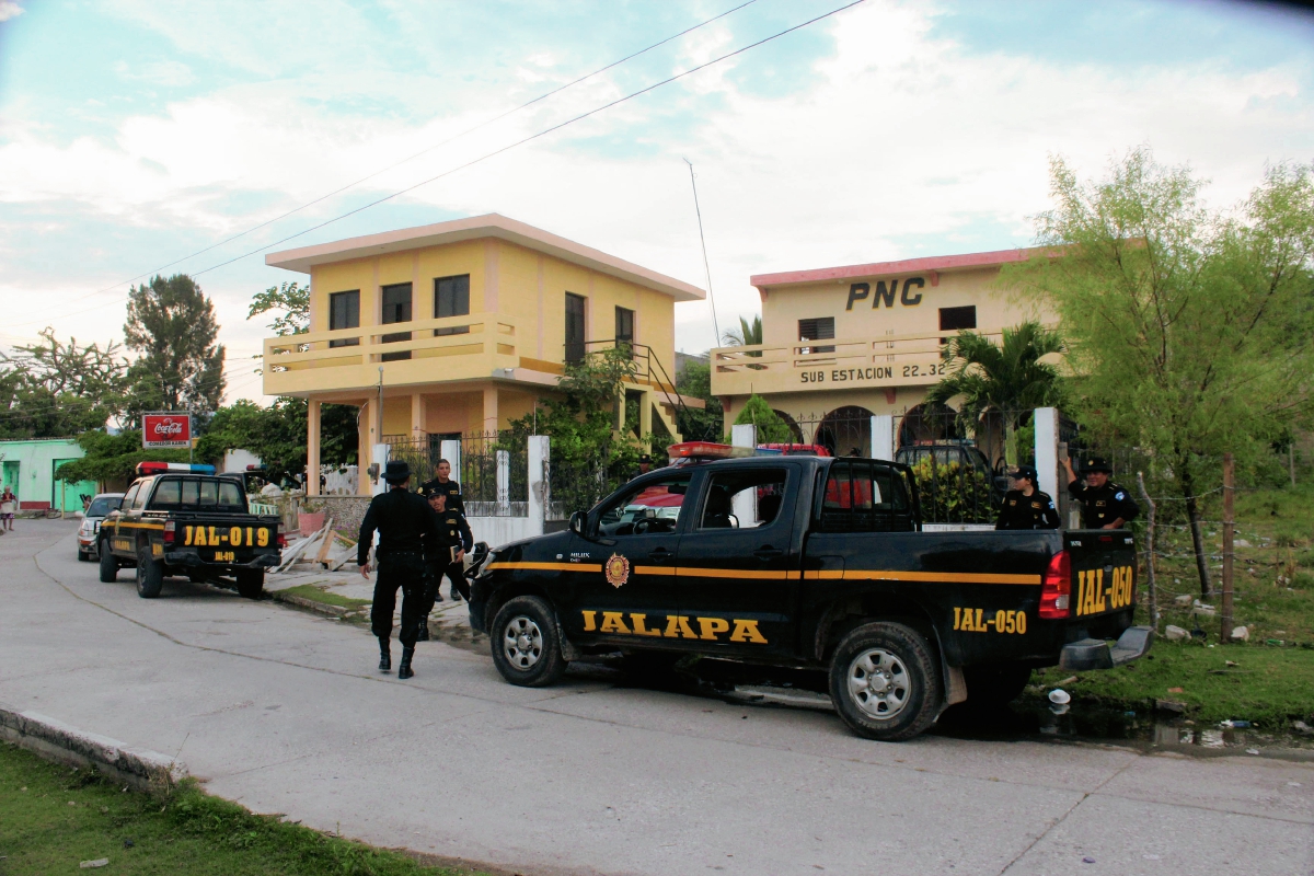 Sede policial  de San Manuel Chaparrón, en donde fueron capturados el  jefe de la subestación y   un agente. (Foto Prensa Libre: Hugo Oliva)
